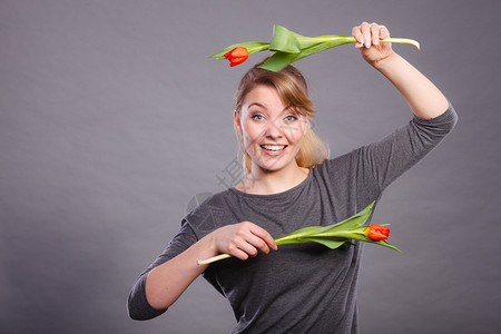美貌植物随意的时装概念美貌女人带着两个郁金香笑的年轻女孩手里拿着红花图片