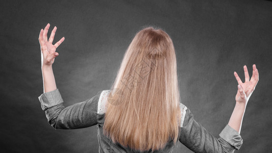 金发狂的女人手势情感年轻女孩露出不好的表情恶毒女人手势背景图片