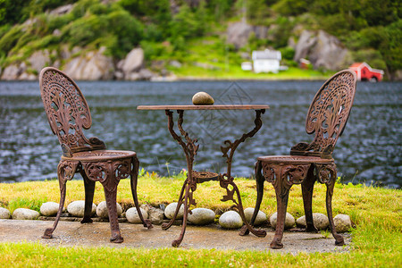 咖啡桌在湖水附近有两张椅子在湖外有两张椅子在室外休息在外有两张椅子图片