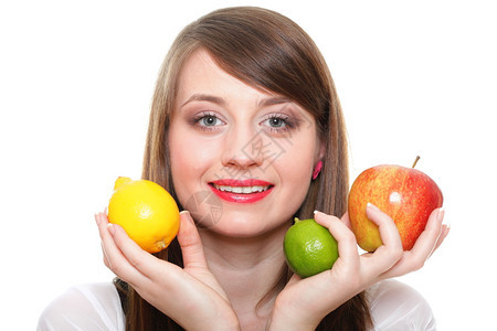 带着水果和蔬菜的年轻微笑女子白种背景图片