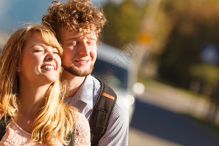 在户外微笑的年轻男女享受阳光的非常有魅力人图片