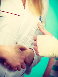 手腕受伤的病人图片