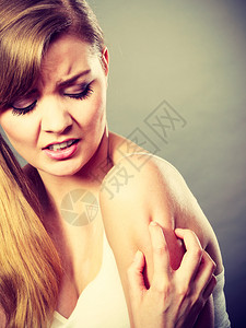 年轻女用过敏皮疹抓痒的手臂女用过敏皮疹抓痒手臂图片