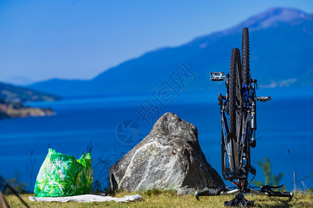 自行车修理山地自行车对抗然挪威山湾景观的地自行车对抗然码头的修理挪威自然码头的行车修理图片