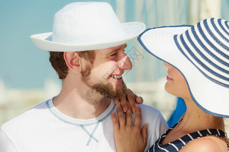 旅游行和人的概念度假年轻旅游夫妇在码头的船前站立在图片