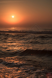 夜晚海平面上惊人的多彩红色日落宁静的场景自然背风海面上美丽的红色日落图片