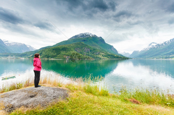旅行概念在挪威SognogFjordane县Orden村的海边观光美景年轻旅游妇女图片