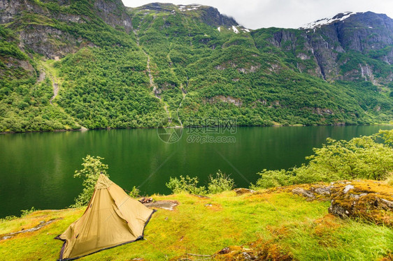 挪威斯堪的纳维亚欧洲挪威斯堪的纳维亚海岸山地峡湾和帐篷美丽的自然挪威山地景观和峡湾图片