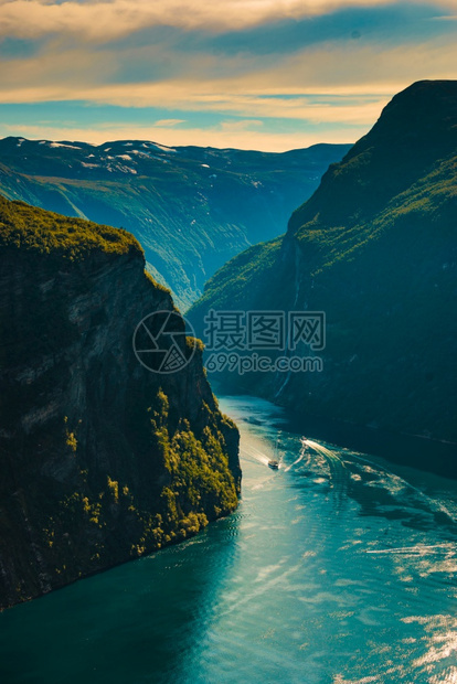 峡湾Geirangerfjord与渡船从奥内斯温根的观点挪威旅游目的地峡湾Geirangerfjord与渡船挪威图片