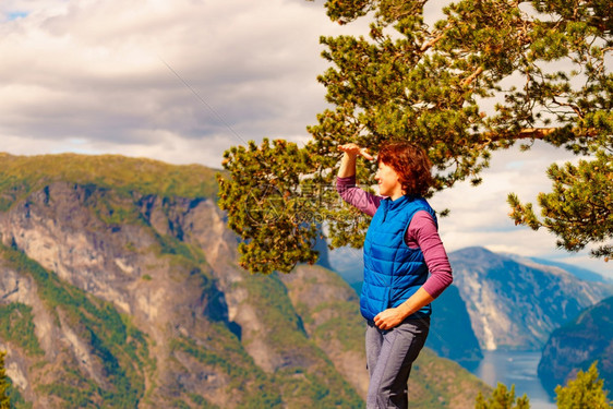 山顶的旅游女客望着山景挪威旅游景点路线奥兰斯费杰莱特旅行节日放松山顶旅游者图片