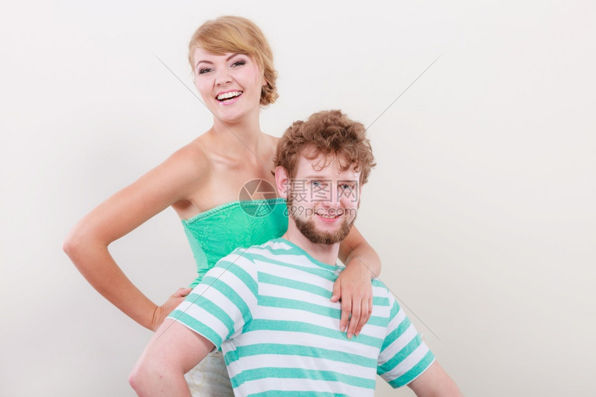 女友手搭着男友肩膀拍照