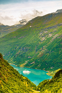 峡湾Geirangerfjord与大型游轮从奥内斯温根的观点挪威旅游目的地峡湾Geirangerfjord与游轮挪威图片