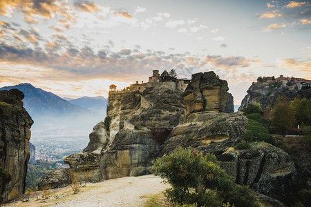 希腊ThessalyMeteora悬崖上的圣Vallaam修道院希腊目的地Meteora的Vallaam修道院上空日落夜希腊Me图片