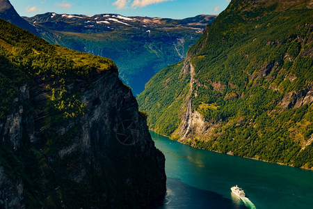 峡湾Geirangerfjord与大型游轮从奥内斯温根的观点挪威旅游目的地峡湾Geirangerfjord与游轮挪威图片