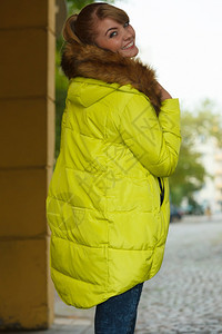 穿着夹克的美丽年轻时尚城市女孩准备衣服冬天时装图片