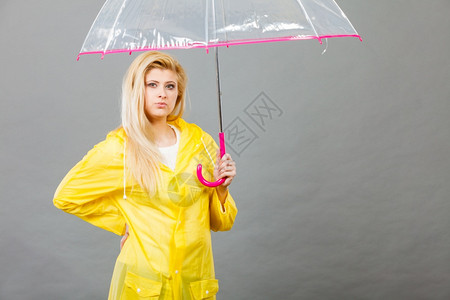 夏雨秋天的饰品想法概念有严肃面部表情的妇女持有清晰透明的伞子有的妇女持有透明伞子图片