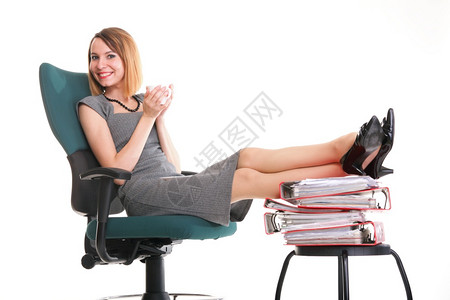 拥有大量文件的女商人孤立白色红时钟年轻放松的双腿图片