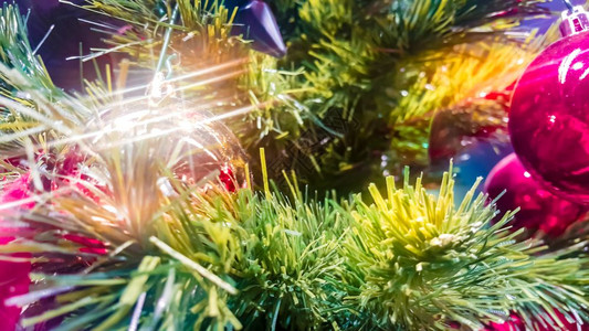 软闭着圣诞节的景色装饰圣诞树的图片