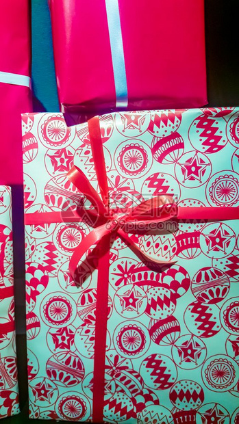 具有不同大小和颜色的前端视图装有丝带和圣诞饰的礼品盒图片