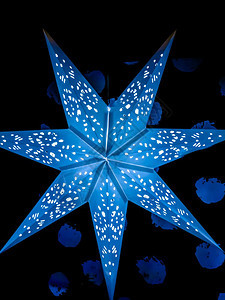 观赏大明星装饰灯泡在黑暗背景的灯泡在圣诞节的黑暗背景图片