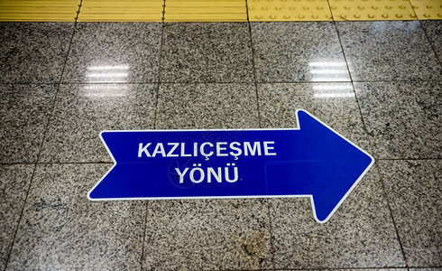 地面信号板显示Kazlicesme火车站方向土耳其伊斯坦布尔地面信号板显示Kazlicesme火车站方向图片