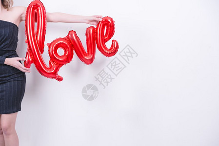有吸引力的美丽模特女人带着情书信红气球Valentine的ValentineDay概念在白色背景的演播室中出现图片