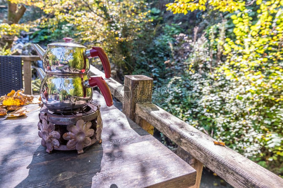 土耳其传统茶在木制桌上造的萨莫瓦尔茶已经准备就绪。图片