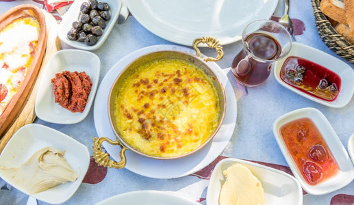 土耳其传统的早餐外边木制桌野区土耳其传统的早餐木制桌有不同的食物图片