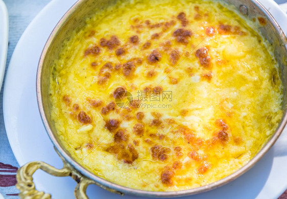 传统土耳其餐KuymakGuymak玉米面包和粉在铜锅中供早餐用主要的成分是玉米面粉和奶酪KuymakGuymak玉米面粉和图片