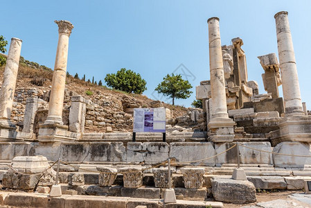 2017年8月日在土耳其伊兹米尔塞库克的埃菲苏斯古老城的梅米乌斯纪念碑图片