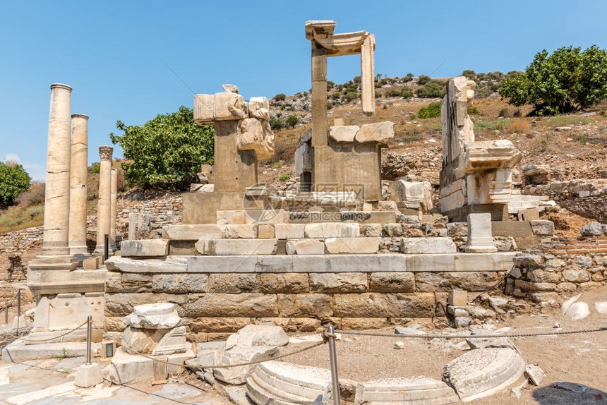 土耳其伊兹米尔Selcuk的Ephesus历史古城的Memimius纪念碑图片