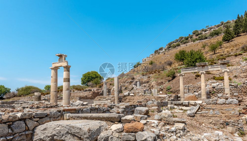 在土耳其伊兹密尔塞库克埃菲苏斯历史古老城市伊费苏斯古老废墟上的普里塔尼奥图片