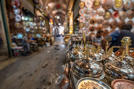 土耳其SanliurfaHuseyniyeBazaar出售的前景上有许多铜制品的商店视图图片