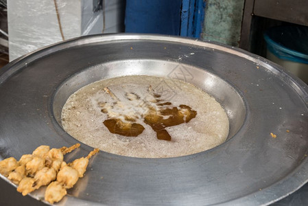 土耳其式切碎的贝Midyetava在土耳其伊斯坦布尔街上一个特制锅里用深油炸成的土耳其式切碎贝Midyetava图片
