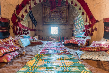 土耳其Sanliurfa传统蜂窝泥砖沙漠房屋的内部观点图片