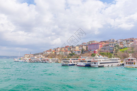 2018年月3日土耳其伊斯坦布尔Uskudar海湾附近的许多旧房子这些正对着Bosphorus2018年月3日土耳其伊斯坦布尔图片