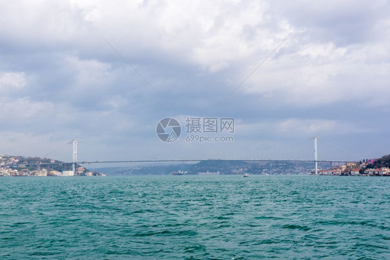 7月15日烈士大桥或非官方的Bosphorus大桥的景观也称第一大桥位于土耳其伊斯坦布尔的Bosphorus上空图片