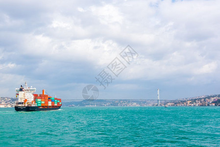 7月15日以下大型货轮油或集装箱通过土耳其伊斯坦布尔Bosphorus航道的烈士桥2018年月3日图片