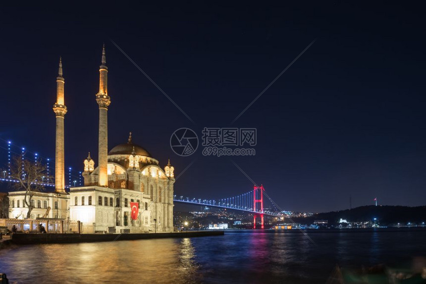 Ortakoy清真寺外观7月15日烈士大桥或非正式的bosphorus大桥也称为第一位于土耳其伊斯坦布尔18年月3日 Orta高清图片下载 正版图片 摄图网