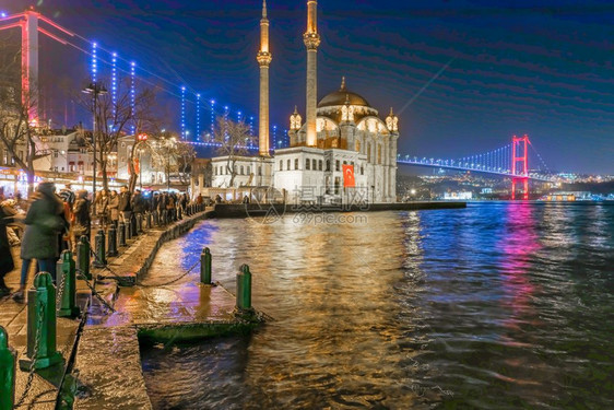 Ortakoy清真寺外观7月15日烈士大桥或非正式的Bosphorus大桥也称为第一位于土耳其伊斯坦布尔2018年月3日Orta图片
