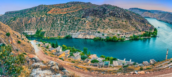 奥尔德哈尔韦蒂镇全景淹没在土耳其SanliurfaBirecik水坝的水下Silifke镇的名字字母在镇入口处的公园里图片