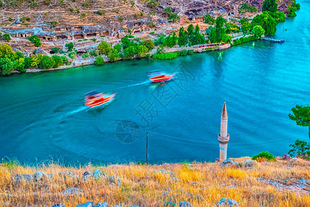 oldHalfeti镇的景观淹没在土耳其SanliurfaBirecik水坝的水下Silifke镇的名字字母在镇入口处的公园里图片