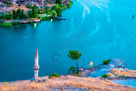 oldHalfeti镇的景观淹没在土耳其SanliurfaBirecik水坝的水下Silifke镇的名字字母在镇入口处的公园里图片