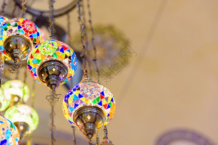 挂在纪念品店出售的土耳其传统彩色手制灯和笼图片