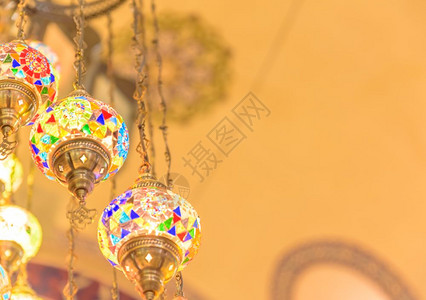 挂在纪念品店出售的土耳其传统彩色手制灯和笼图片