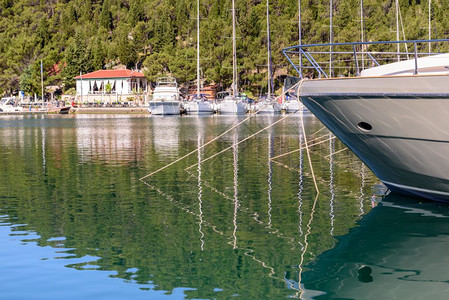 小型游艇Skradin是一个小型中世纪城镇位于克罗地亚Sibenik的Krka公园入口2017年5月日背景
