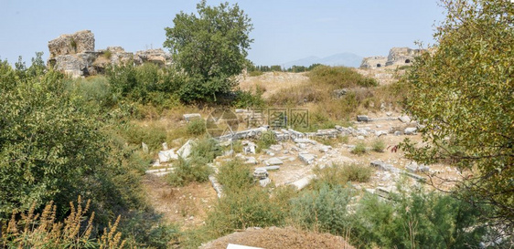 2017年8月日土耳其艾丁市米利图斯古希腊城迪姆的塞拉皮斯寺和拜占庭门废墟的远高分辨率全景2017年8月日土耳其艾丁的米利图斯古图片