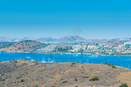 城市景观典型爱琴海建筑房屋鸟瞰图和海港游艇海景土耳其博德鲁姆2017年8月23日城市景观俯瞰爱琴海建筑房屋和海洋图片