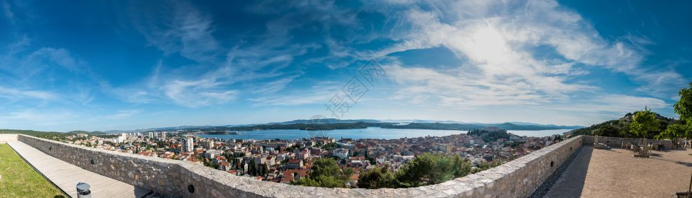 在克罗地亚的Sibenik看到Sibenik镇的全景图片