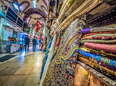 不明身份的游客在伊斯坦布尔大集市参观购物2017年4月17日土耳其伊斯坦布尔大集市的内部前景是纪念品不明身份的人在土耳其伊斯坦布图片